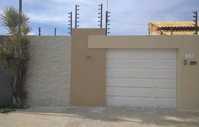 Imagem: A casa possui 3 Dormitórios, 2 Banheiros, 1 Vaga na garagem