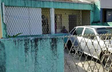 Imagem: A casa possui 3 Dormitórios, 1 Banheiro, 2 Vagas na garagem