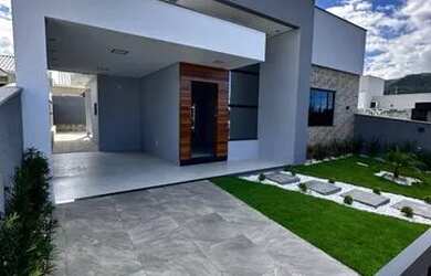 Imagem: A casa possui 3 Dormitórios, 1 Banheiro, 2 Vagas na garagem