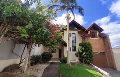 Imagem: A casa possui 2 Dormitórios, 3 Banheiros, 3 Vagas na garagem