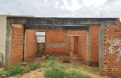 Imagem: A casa possui 3 Dormitórios, 2 Banheiros, 2 Vagas na garagem