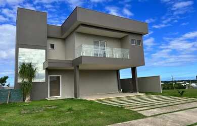 Imagem: A casa em condomínio possui 4 Dormitórios, 5 Banheiros e 400m²