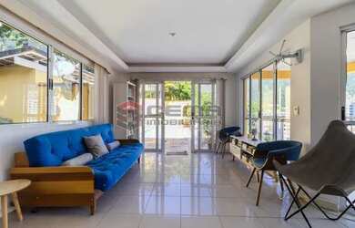 Imagem: A casa possui 4 Dormitórios, 4 Banheiros, 2 Vagas na garagem