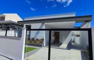 Imagem: A casa possui 3 Dormitórios, 1 Banheiro, 2 Vagas na garagem