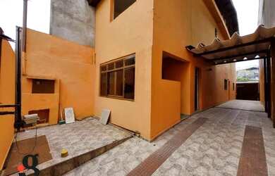 Imagem: A casa possui 3 Dormitórios, 2 Banheiros, 5 Vagas na garagem