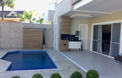 Imagem: A casa em condomínio possui 4 Dormitórios, 5 Banheiros, 2