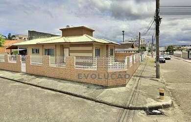 Imagem: A casa possui 3 Dormitórios, 3 Banheiros, 4 Vagas na garagem