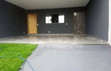 Imagem: A casa possui 3 Dormitórios, 4 Banheiros, 2 Vagas na garagem