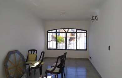 Imagem: A casa possui 3 Dormitórios, 2 Banheiros, 3 Vagas na garagem