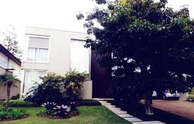 Imagem: A casa possui 4 Dormitórios, 5 Banheiros, 3 Vagas na garagem