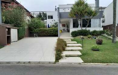 Imagem: A casa possui 3 Dormitórios, 3 Banheiros, 2 Vagas na garagem