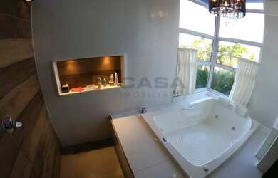 Imagem: A casa possui 3 Dormitórios, 2 Banheiros, 5 Vagas na garagem