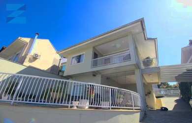 Imagem: A casa possui 3 Dormitórios, 3 Banheiros, 2 Vagas na garagem