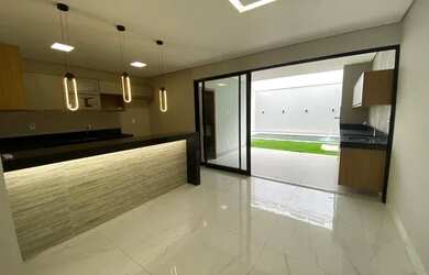 Imagem: A casa possui 3 Dormitórios, 4 Banheiros, 2 Vagas na garagem