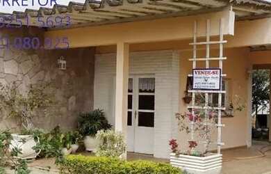 Imagem: A casa possui 3 Dormitórios, 2 Banheiros, 1 Vaga na garagem