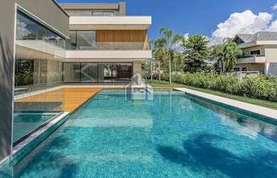 Imagem: A casa em condomínio possui 5 Dormitórios, 5 Banheiros, 2