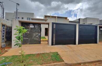 Imagem: A casa possui 2 Dormitórios, 2 Banheiros, 2 Vagas na garagem