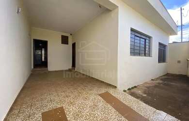 Imagem: A casa possui 3 Dormitórios, 3 Banheiros, 1 Vaga na garagem