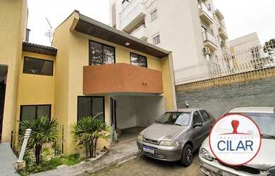 Imagem: A casa possui 3 Dormitórios, 2 Banheiros, 1 Vaga na garagem