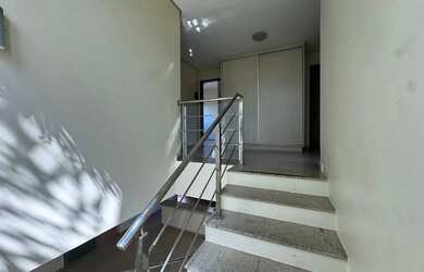 Imagem 12: Excepcional sobrado no Portal do Sol 1, em frente à Praça