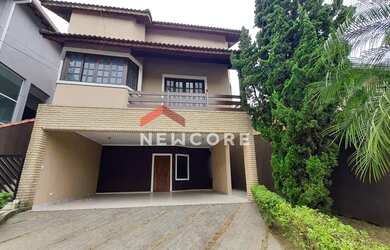 Imagem: A casa em condomínio possui 4 Dormitórios, 4 Banheiros, 4