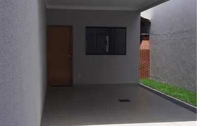 Imagem: A casa possui 3 Dormitórios, 2 Banheiros, 2 Vagas na garagem