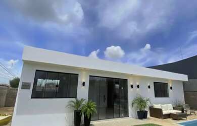 Imagem: Casa moderna com piscina e jardim