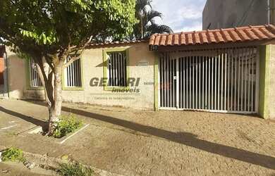 Imagem: A casa possui 3 Dormitórios, 1 Banheiro, 2 Vagas na garagem