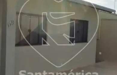 Imagem: A casa possui 3 Dormitórios, 2 Banheiros, 2 Vagas na garagem