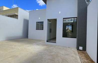 Imagem: A casa possui 3 Dormitórios, 2 Banheiros, 3 Vagas na garagem