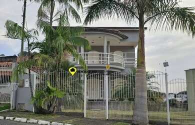 Imagem: A casa possui 4 Dormitórios, 4 Banheiros, 4 Vagas na garagem