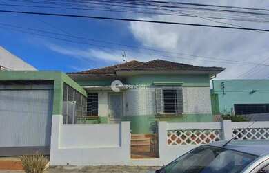 Imagem: A casa possui 4 Dormitórios, 2 Banheiros, 1 Vaga na garagem