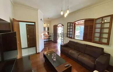 Imagem: A casa possui 2 Dormitórios, 1 Banheiro, 2 Vagas na garagem