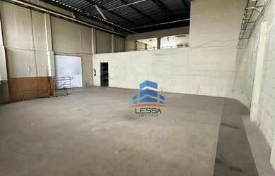 Imagem: O depósito possui 5 Vagas na garagem, 700m² de Área e está