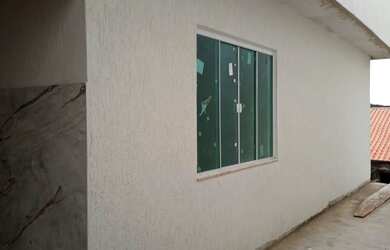 Imagem: A casa possui 2 Dormitórios, 2 Banheiros, 2 Vagas na garagem