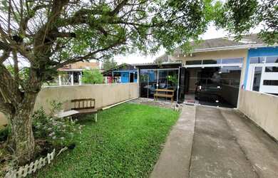 Imagem: A casa possui 2 Dormitórios, 2 Banheiros, 2 Vagas na garagem