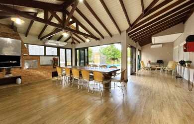 Imagem: A casa possui 5 Dormitórios, 5 Banheiros, 4 Vagas na garagem