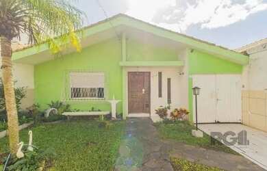 Imagem: A casa possui 3 Dormitórios, 1 Banheiro, 4 Vagas na garagem