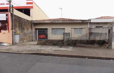 Imagem: A casa possui 3 Dormitórios, 2 Banheiros, 4 Vagas na garagem