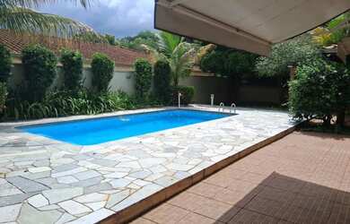 Imagem: A casa possui 5 Dormitórios, 5 Banheiros, 4 Vagas na garagem