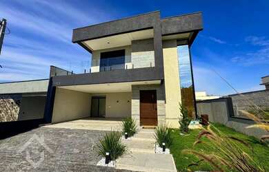 Imagem: A casa em condomínio possui 4 Dormitórios, 3 Banheiros, 4