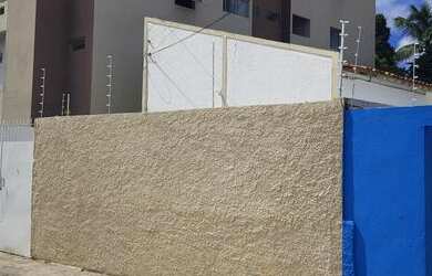 Imagem: A casa possui 3 Dormitórios, 1 Banheiro, 1 Vaga na garagem