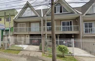 Imagem: A casa possui 3 Dormitórios, 3 Banheiros, 2 Vagas na garagem