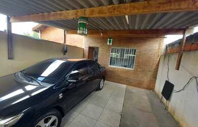 Imagem: A casa possui 2 Dormitórios, 2 Banheiros, 2 Vagas na garagem