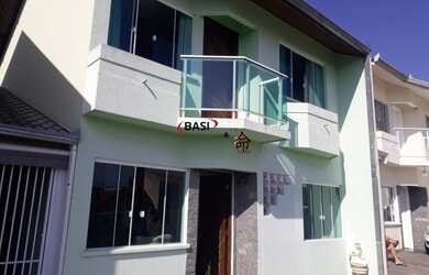 Imagem: A casa possui 3 Dormitórios, 2 Banheiros, 2 Vagas na garagem