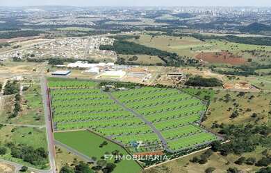 Imagem: O terreno possui 300m² de Área, Imóvel novo e está localizado