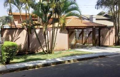 Imagem: A casa possui 3 Dormitórios, 4 Banheiros, 3 Vagas na garagem