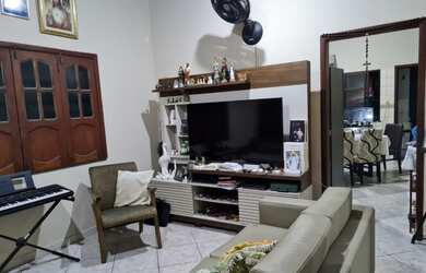 Imagem: A casa possui 3 Dormitórios, 4 Banheiros, 2 Vagas na garagem