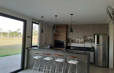 Imagem: A casa em condomínio possui 3 Dormitórios, 5 Banheiros, 200m²