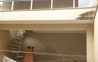 Imagem: A casa possui 3 Dormitórios, 1 Banheiro, 2 Vagas na garagem